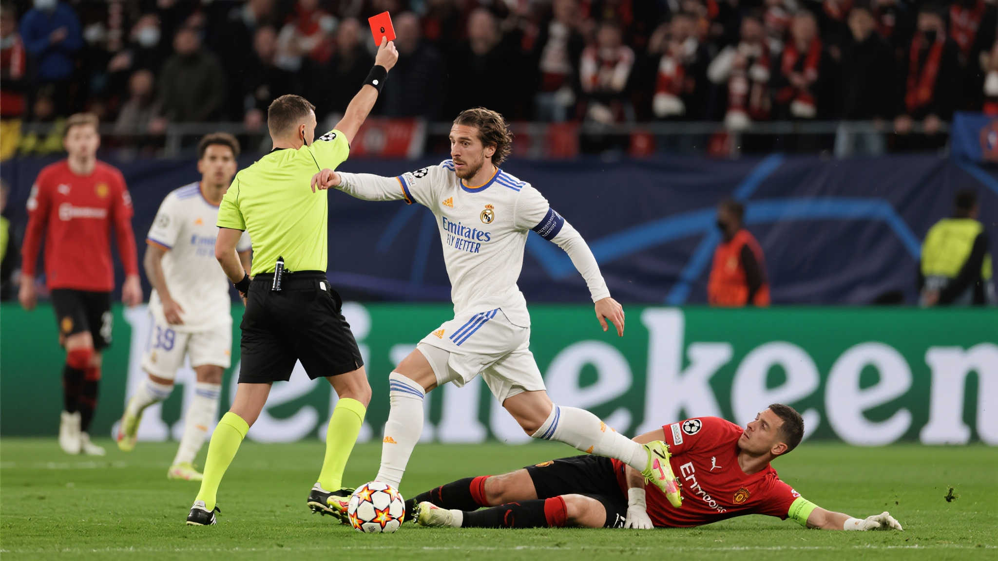 开局6分钟染红遭遇逆境！欧冠劲旅连轰3球逆天改命